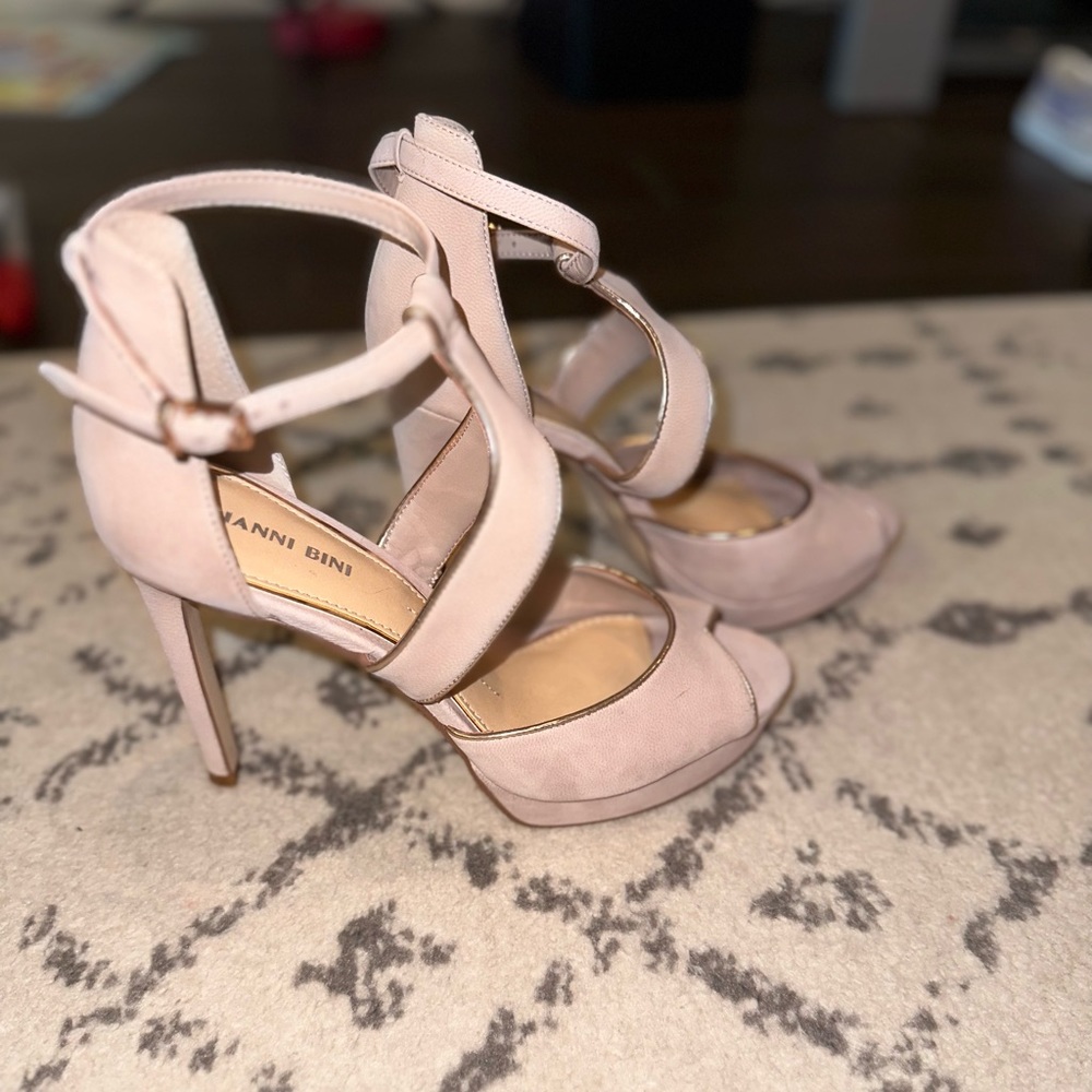 Women’s size 8 heels